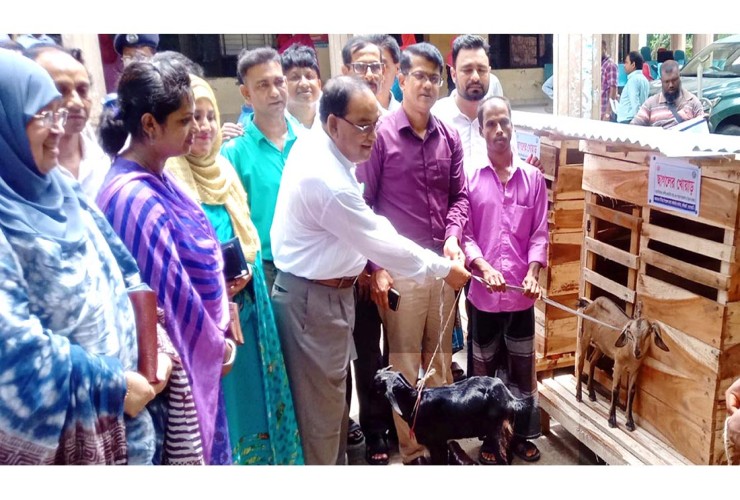 ফকিরহাটে সুফলভোগী জেলেদের ঘরসহ ছাগল বিতরণ